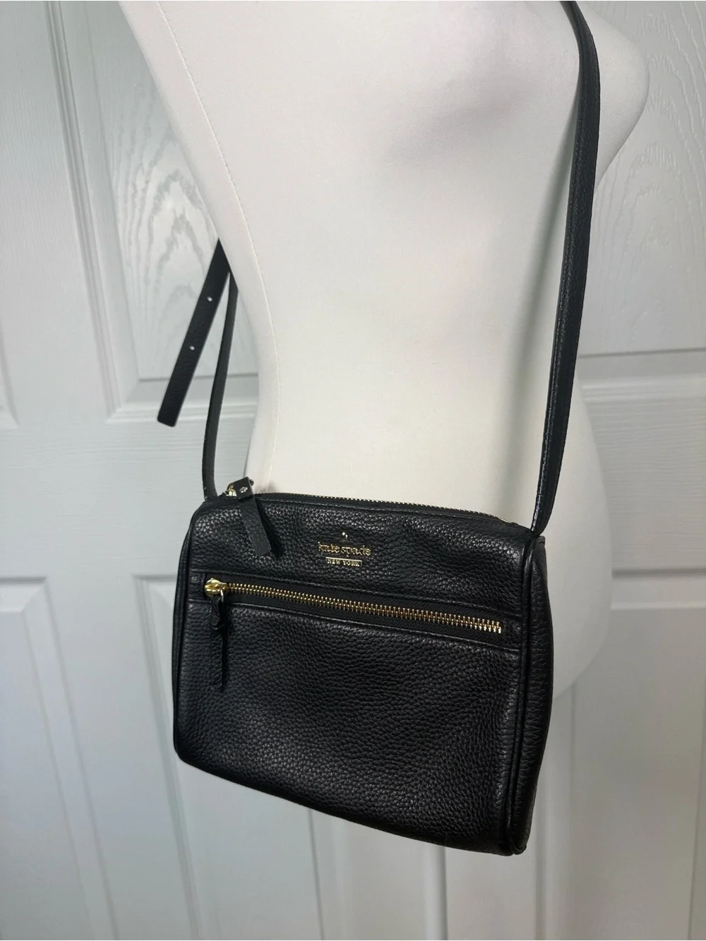 kate spade Jackson Street black pebbled leather small crossbody gold-tone zipper - Picture 1 of 11